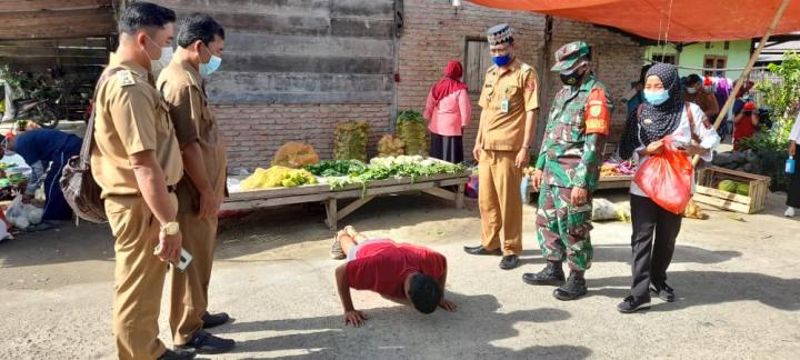 Langgar Protokol Kesehatan Pengunjung Pasar Sukajadi Pekon Suoh Di Push-Up
